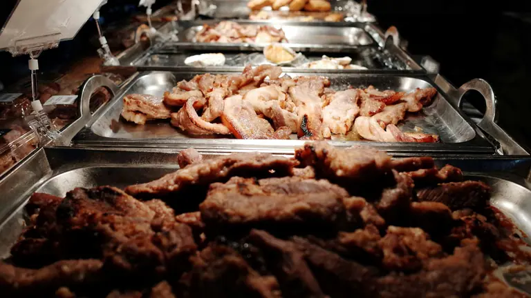 Réchaud com prato quente servido em buffet de festa