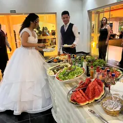 Noiva servindo-se no buffet de saladas e frutas