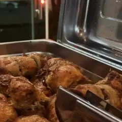 Frango assado dourado no réchaud