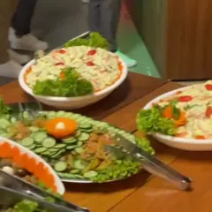 Travessas de saladas decoradas com rosas de cenoura e pepino
