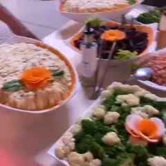 Salpicão decorado com flor de cenoura e saladas ao lado